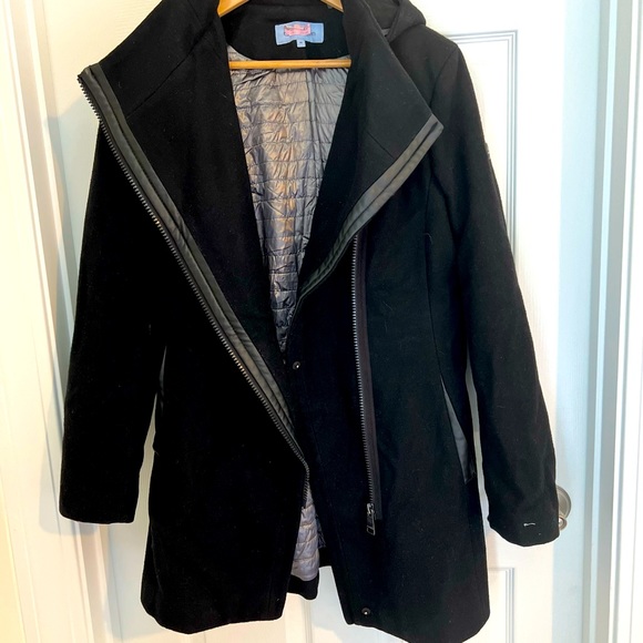 Black winter coat by Calvin Klein in medium size in a good condition - Picture 1 of 2